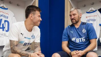 Овечкин одним из первых поздравил Смолова с дебютным чемпионством в карьере