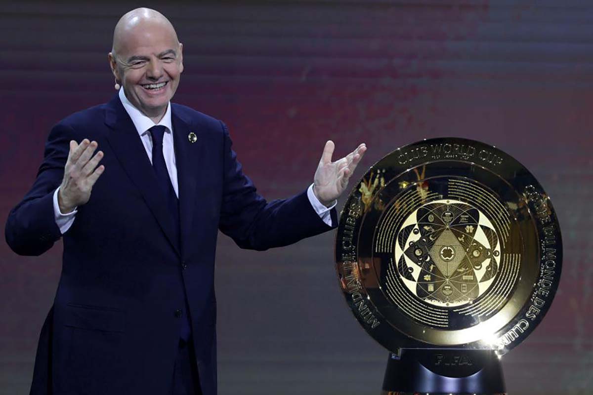 Джанни Инфантино и кубок за победу на Клубном чемпионате мира