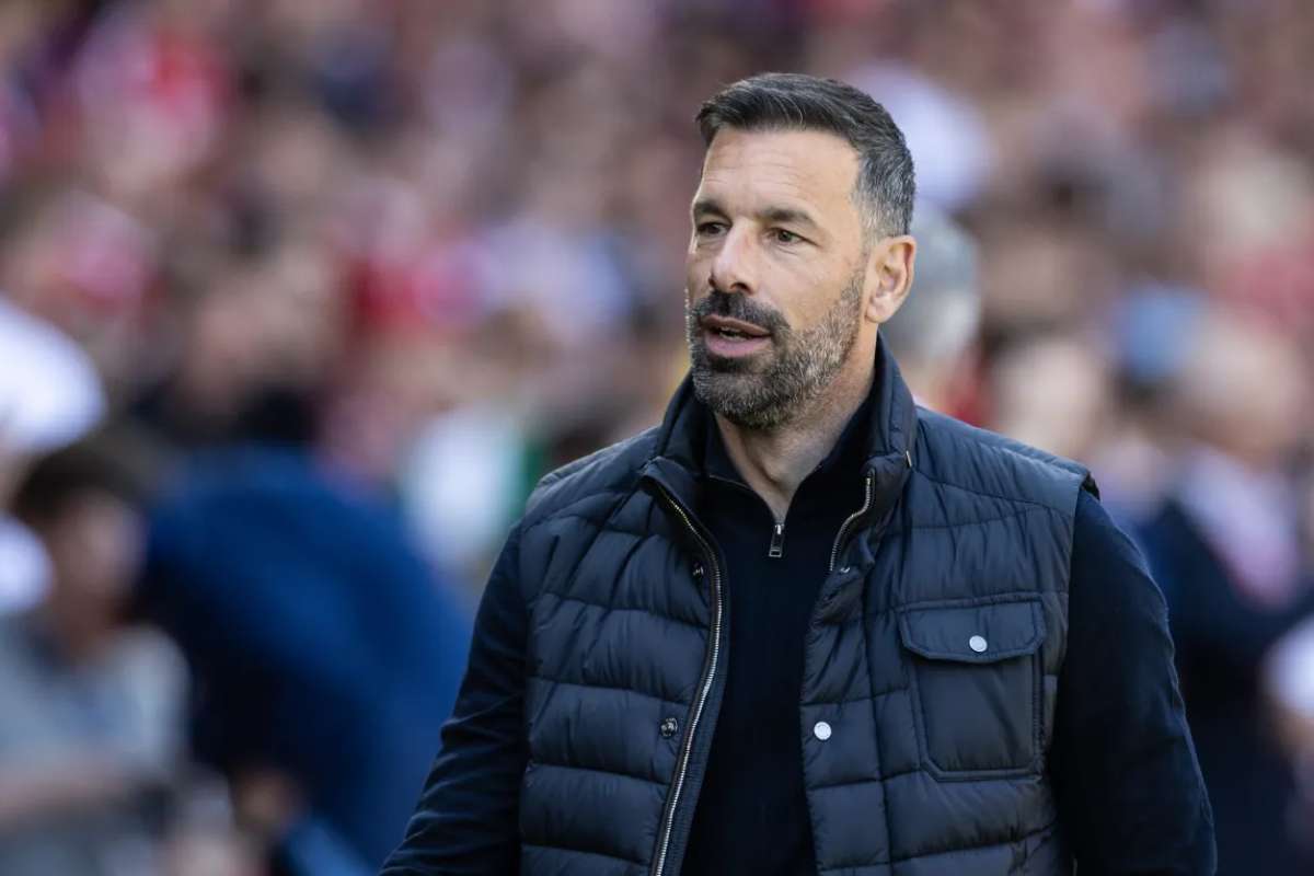 Рууд ван Нистелрой покинул пост главного тренера «Лестера» — клуб подтвердил отставку