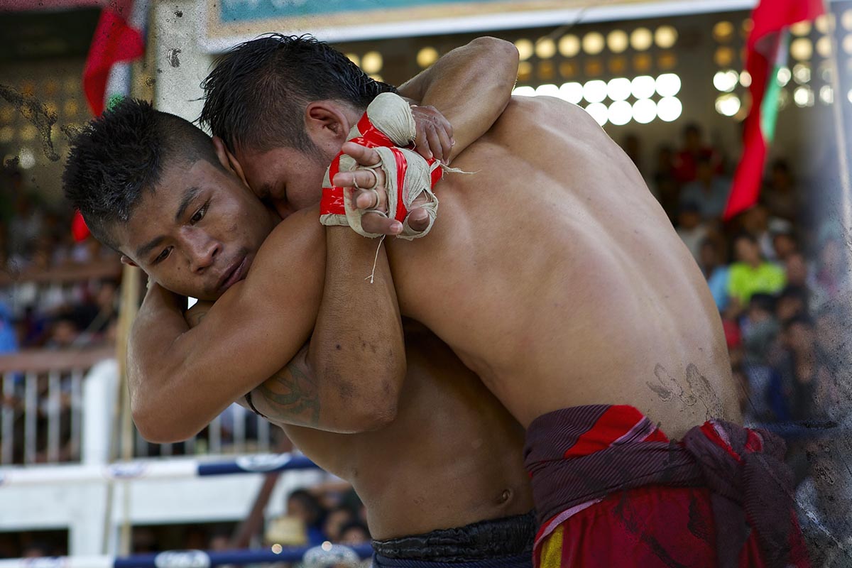 Бойцы в клинче