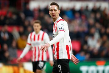 «Севилья» хочет вернуть своего легендарного бомбардира де Йонга