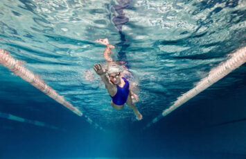 Сколько калорий сжигает плавание