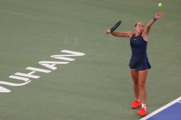 Ольховский объяснил поражение Андреевой на турнире в Ухане психологическим давлением