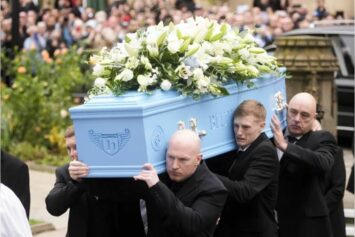 Тысячи поклонников простились с Рикки Хаттоном в Манчестере