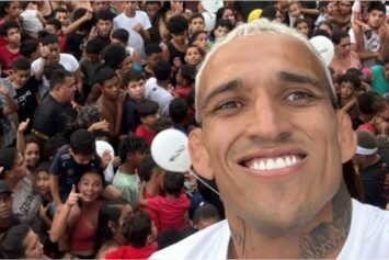 Чарльз Оливейра необычным образом отпраздновал победу над Матеушем Гамротом