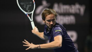Медведев выиграл турнир ATP-250 в Алматы и прервал серию поражений в финалах