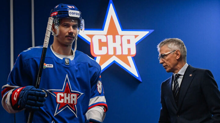 Тренер Ларионов и хоккеист Голдобин