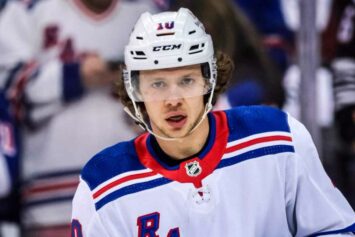 Панарин признан третьей звездой дня в НХЛ после матча с «Бостоном»