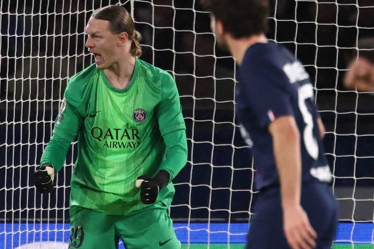 ПСЖ опроверг слухи об уходе Матвея Сафонова зимой