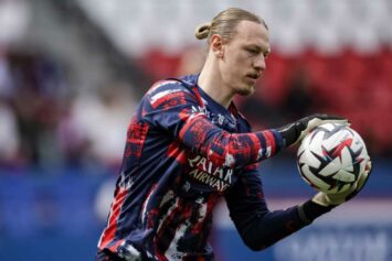 Сафонова замазали на фото ПСЖ перед вылетом на матч с «Фламенго»