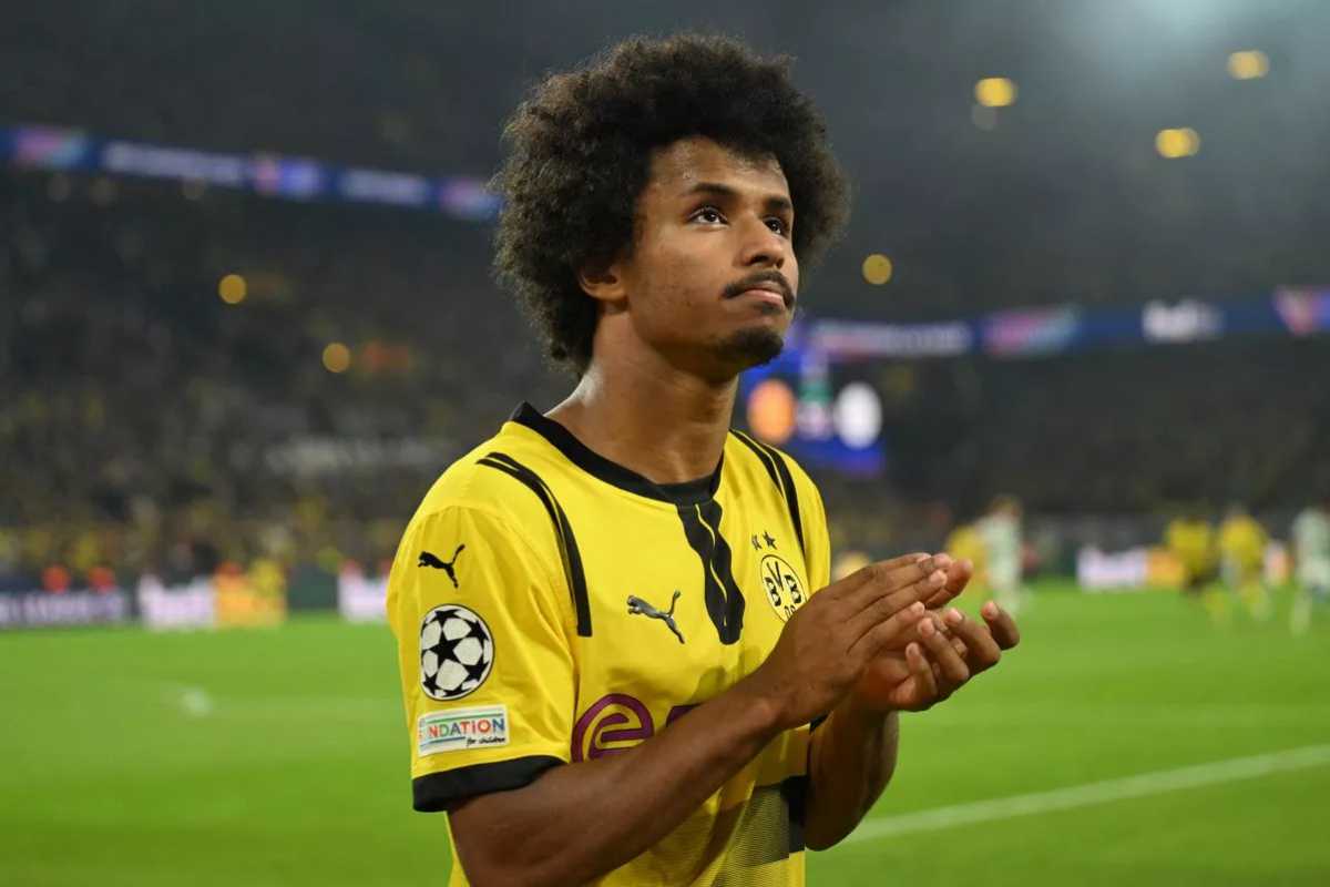 Bild: Вингер «Боруссии» Адейеми ищет новый клуб из-за требований своей девушки