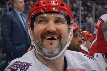 Овечкин снова лишился зуба в матче НХЛ после удара клюшкой