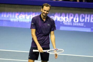 Медведев пробился в полуфинал турнира в Брисбене, переиграв Майхшака в трех сетах