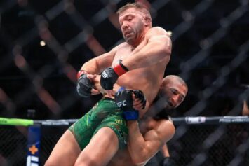 Тренер Дю Плесси обвинил Чимаева в «нежелании драться»