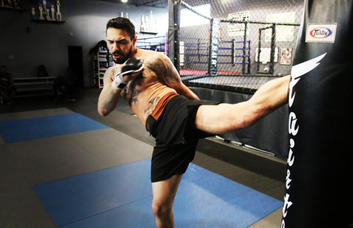 Кикбоксерский раундхаус