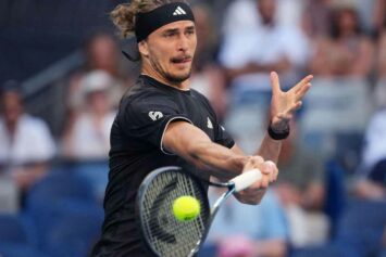 Александр Зверев вышел в четвертьфинал Australian Open, переиграв Франсиско Серундоло в трех сетах