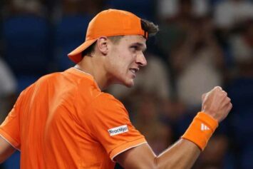 Меншик снялся с Australian Open из-за травмы, Джокович вышел в четвертьфинал без борьбы