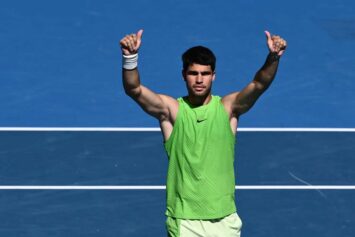Первая ракетка мира Алькарас обыграл де Минора и вышел в полуфинал Australian Open