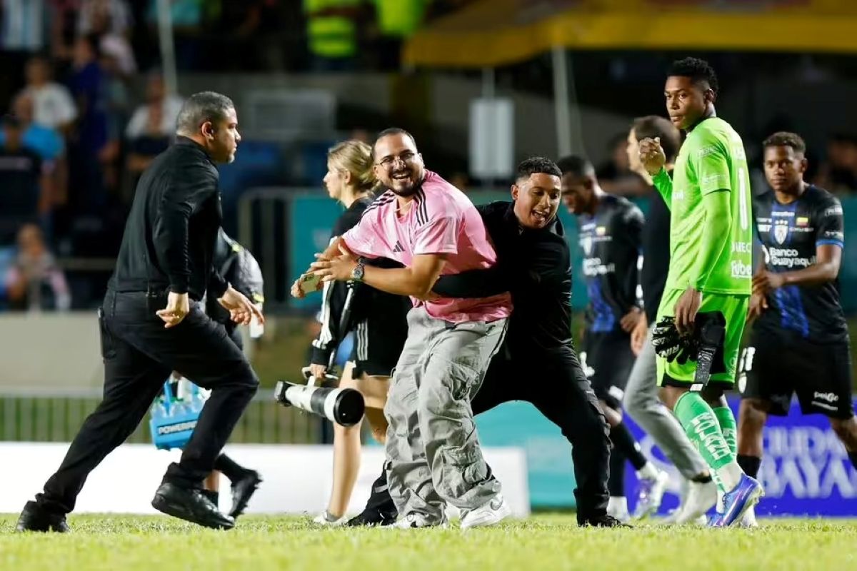 Месси был сбит с ног во время потасовки на поле в товарищеском матче в Пуэрто-Рико