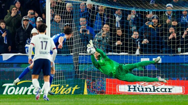 Вратарь Сафонов отбивает пенальти