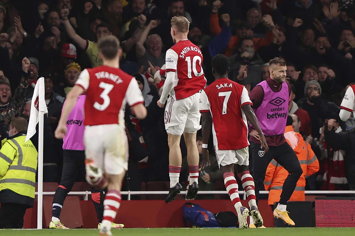 West ham arsenal. Арсенал Вест Хэм. Обамеянг Арсенал. Арсенал – Вест Хэм Юнайтед. Фанаты Вест Хэм Юнайтед.