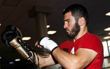 Артур Бетербиев нокаутировал Маркуса Брауна в девятом раунде