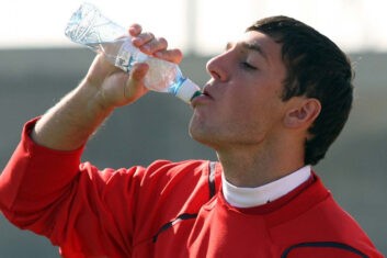 Хомич рассказал, как пинками гонял Дзюбу в «Спартаке» за длинный язык