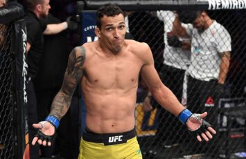 Комментатор UFC Джо Роган заявил, что Оливейра мог бы побить Хабиба Нурмагомедова