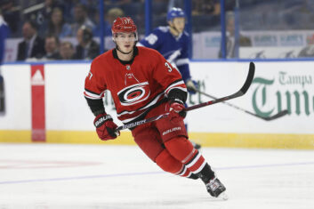 Дубль Свечникова помог «Каролине» обыграть «Калгари» в матче НХЛ