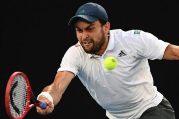 Карацев сломал ракетку, чтобы пробиться во второй круг Australian Open