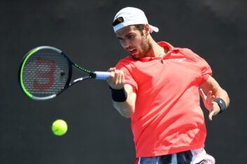 Карен Хачанов уверенно обыграл Бенджамина Бонзи на Australian Open