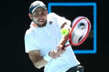 Аслан Карацев преодолел второй круг Australian Open