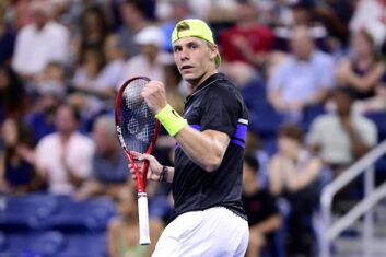 Шаповалов сенсационно обыграл Зверева и прошел в следующий круг АО