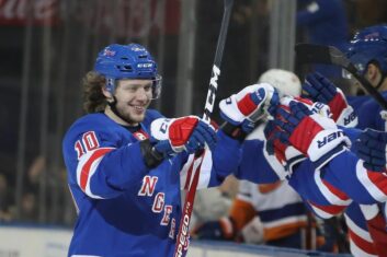 Две голевые передачи Панарина в матче против «Коламбуса» позволили форварду обогнать Буре