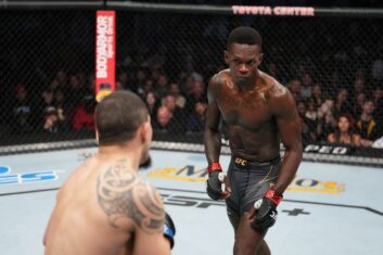 Адесанья в четвертый раз защитил титул: Итоги UFC-271