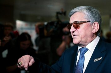 Тихонов предложил вручить золотую звезду Героя России Большунову