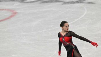 Валиева вернулась в Москву и отказалась общаться с российскими СМИ