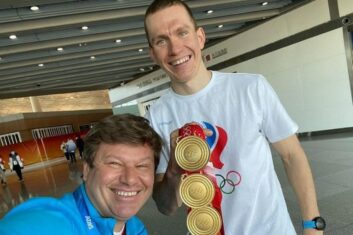 Большунов и Губерниев подшутили над сборной по хоккею: «Если бы выиграли, отдельно летели»