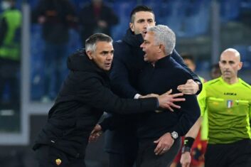 Моуринью дисквалифицировали за обвинение арбитра во взяточничестве