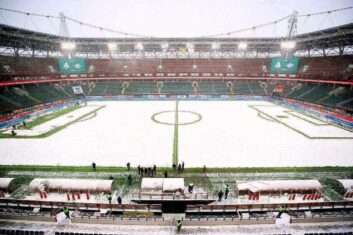 В «Локомотиве» назвали объем снега, который убрали перед матчем против «Спартака»