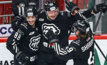 «Трактор» победил минское «Динамо» и сохранил шансы на выход в плей-офф КХЛ