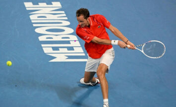Теннисист Медведев вышел в четвертьфинал турнира АТР в Дубае