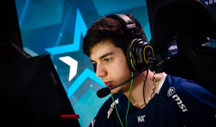 Игрок compLexity Валентин «Poison» Васильев