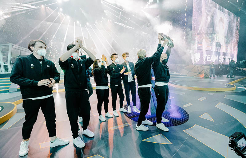 Team Spirit празднует победу на The International