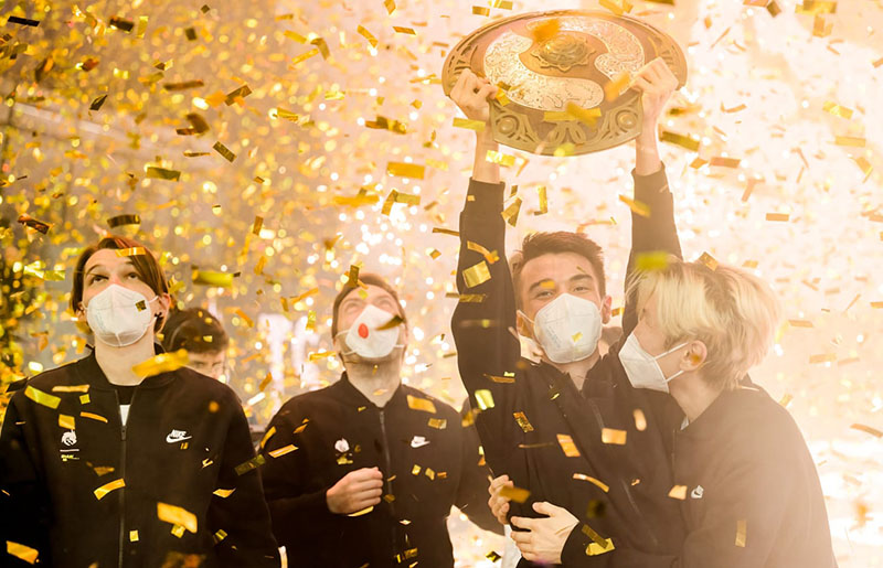 Team Spirit празднует победу на The International