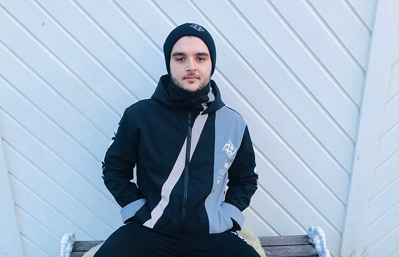 игрок первой позиции CharlieDota