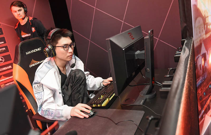 flyfly — керри команды Invictus Gaming