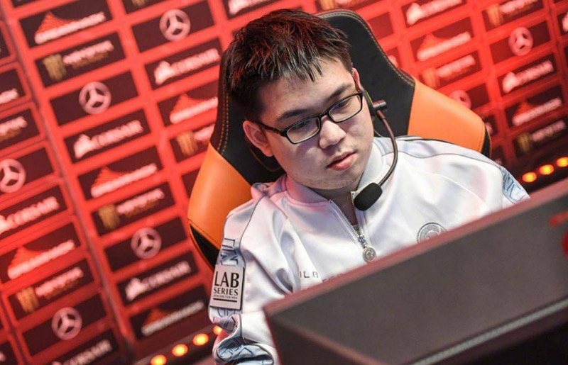 Emo игрок Invictus Gaming